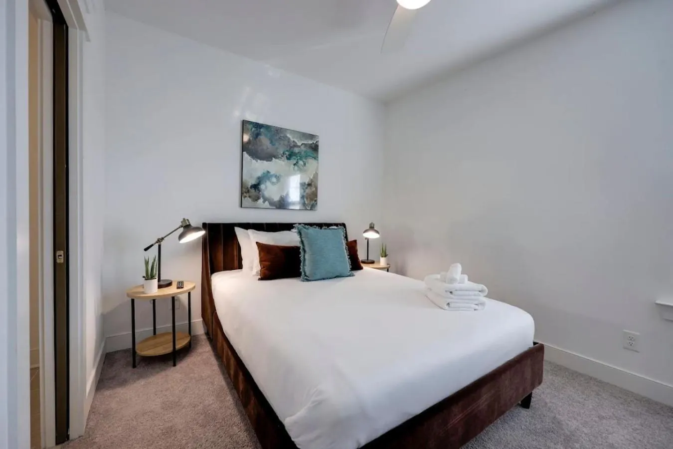 Holiday home Ten Minutes To Broadway Alluring Gated Townhome Nashville